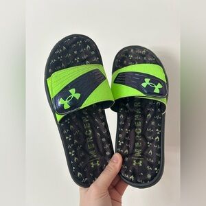 pre owned boys Under Armour slides (5Y) green/black UA Mercenary